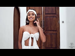 Play MP4 - Daring young Asian Putri Cinta showing off her asshole