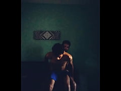 Play MP4 - Macho peludo me coje en el sillon