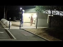 Play MP4 - attrap&eacute; nu au toilette de l'autoroute