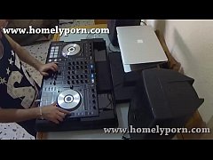 Play MP4 - Al lado de la mesa de mezclas pinchando con flujo de co&ntilde;o  para m&aacute;s videos en pamelasanchez&period;eu pamela y jesus