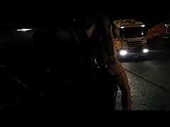 Play MP4 - seins nus au milieu des camions