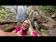 Play MP4 - ENCONTREI ESSA LOIRA GOSTOSA NA CACHOEIRA E ELA CHUPOU MINHA PIKA E GANHOU LEITINHO NA BOCA &ast;&ast;COMPLETO NO RED E SHEER&ast;&ast;