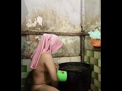 Play MP4 - Gadis hijab Mandi sambil masturbasi