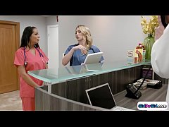 Play MP4 - Doctor kissed and pussy licked by intern