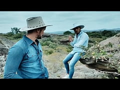 Play MP4 - Se lo pre&ntilde;a en las monta&ntilde;as - Twink con hetero follan al aire libre - Se calientan y termina chupandole la polla a hetero - Culo de burbuja de twink - se hace una buena mamada en las monta&ntilde;as - hombres se follan a pelo - con Alex Barc