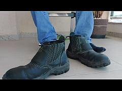 Play MP4 - TAKING OFF MY WORK BOOT - SFTNE02