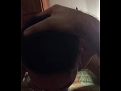 Play MP4 - Este h&eacute;tero peludo le rompe el culo a su vecinito cuando su esposa no est&aacute; - se banca esta big dick en el culo estrecho - sem camishina - a pelo - bareback