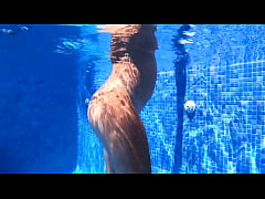 Play MP4 - UNA EXUBERANTE MILF PENETRADA BAJO EL AGUA