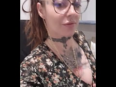 Play MP4 - Un lundi tr&egrave;s coquin &agrave; mon bureau tu veut voir comme je passe mon temps &period;&period;&period;