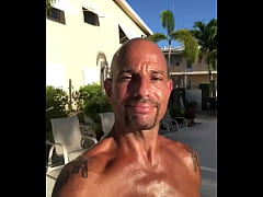 Play MP4 - HARDBODY ITALIAN OUTSIDE AT THE POOL