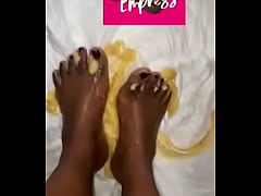 Play MP4 - Pretty ebony feet plays with banana