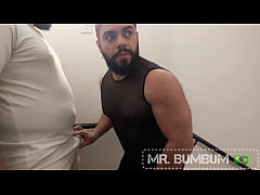 Play MP4 - DOIS MACHOS URSOS SE PEGANDO NA ESCADA DE EMERG&Ecirc;NCIA DO SHOPPING &lpar; COMPLETO NO RED&rpar;