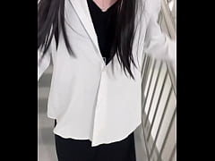 Play MP4 - 【露出】深夜楼道女装伪娘自慰：秘书OL&sol;白色衬衣&sol;V领包臀连衣裙&sol;丝袜&sol;性感高跟鞋