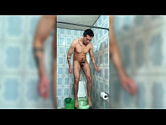 Play MP4 - Macho activo de 19cm haci&eacute;ndose paja &excl; Pies &comma; verga y piernas peludas