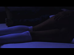 Play MP4 - Padrastro y la amiga de su hermanastrastra en el motel donde se escaparon a disfrutar de la noche&period;