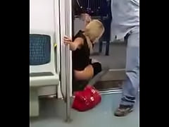 Play MP4 - Mulher n&atilde;o aguenta e mija no vag&atilde;o do trem