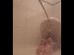 Play MP4 - Viado tomando banho