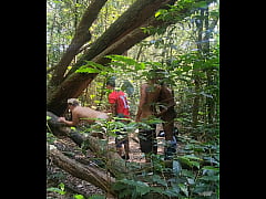 Play MP4 - Putos s&atilde;o flagrados fodendo no meio do mato e fazendo troca-troca