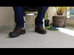 Play MP4 - TAKING OFF MY WORK BOOT - MVL02