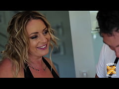 Play MP4 - Giulia&comma; sublime blonde&comma; ne jure que par la baise anale &excl;