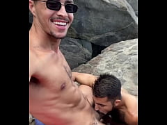 Play full 3GP - Aquela boa mamada no Naughty Puzzle nas pedras da praia