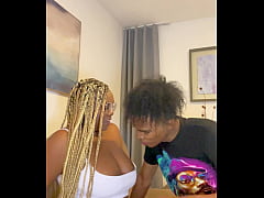 Play MP4 - Mi hermanastra se enoja por qu&eacute; no la e follado duro