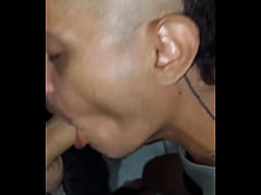 Play MP4 - Fomos na praia e o novinho do meu trabalho falou que n&atilde;o ia deixar eu chupar o pau dele hoje mas chegou no trabalho ele n&atilde;o resistiu