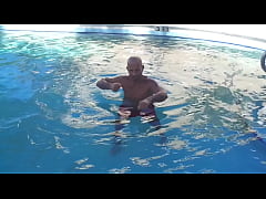 Play MP4 - IN POOL SHADOW BOXING