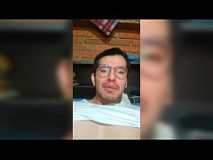 Play MP4 - Activo dotado muestra sus 19cm de verga y pies grandes&period; Termina masturbandose