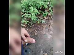 Play MP4 - Andado com o pau pra fora da bermuda no parque&period;