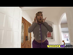 Play MP4 - Black Step Aunt Catch Her Friend and Family Boy Together in Her Room