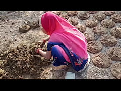 Play MP4 - गांव वाली भाभी गांव किनारे गोवर थोपने गई चूत मरवाने लगी
