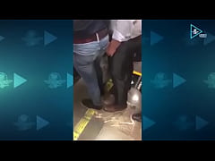 Play MP4 - Acoso sexual en Metro no para&semi; hombre toca a otro
