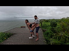 Play MP4 - Tes&atilde;o na Chuva&colon; Fodemos a Amiga no Mato e a Nicoly Tirou Leitinho de um Cara