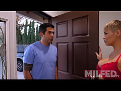 Play MP4 - This sMom is hotter than the kitchen oven - MILFED