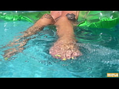 Play MP4 - Splashing Feet in the Pool