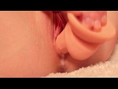 Play MP4 - She uses the dildo to penetrate her creamy pussy