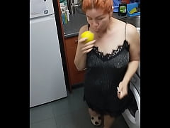 Play MP4 - Encuentro a mi suegra tocandose y me dice yerno quiero sentir tu verga dentro de mi culo