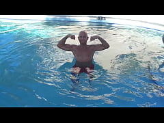 Play MP4 - FLEXING IN THE POOL