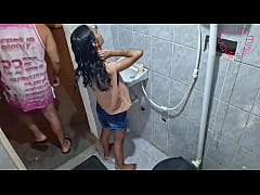 Play MP4 - Dando o cuzinho no banheiro enquanto a amiga est&aacute; do lado esperando tudo acabar