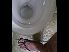 Play MP4 - Peludo gozando na privada bem gostoso