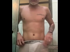 Play MP4 - novinho dotado tomando banho