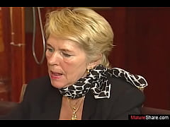 Play MP4 - Mature woman spreads legs to fuck while at the bar