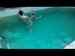 Play MP4 - Corno desconfiado instala c&acirc;meras de seguran&ccedil;a e flagra esposa fodendo com o jardineiro na piscina