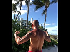 Play MP4 - FLEXING AT THE BEACH