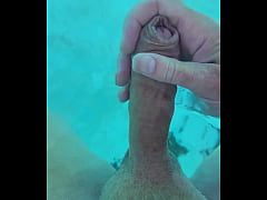 Play MP4 - Je me branle dans la piscine 3