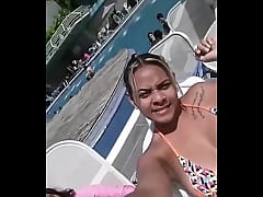 Play MP4 - La m&aacute;s puta de mis primas me manda las tetas por whats