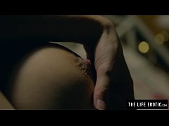 Play MP4 - Frenzied milf uses a vibrator and spit to cum hard in the bath