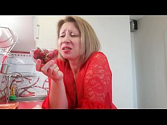 Play MP4 - Sexy strawberry eating