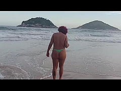 Play MP4 - Se exibindo na praia e no final mamou o neg&atilde;o nas pedras